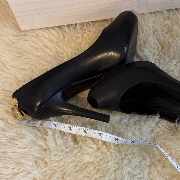AUTHENTIC Luis Vuitton pumps - Picture 6 of 10